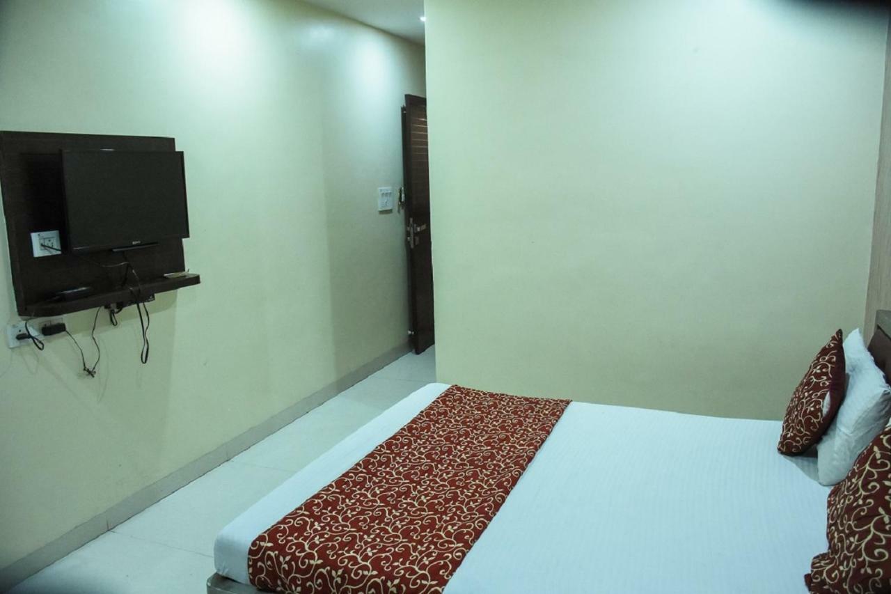 Hotel Dilip Индор Екстериор снимка