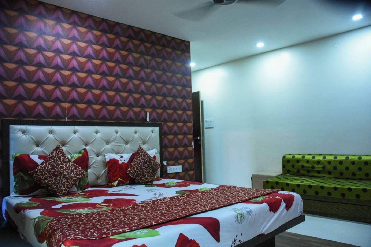 Hotel Dilip Индор Екстериор снимка