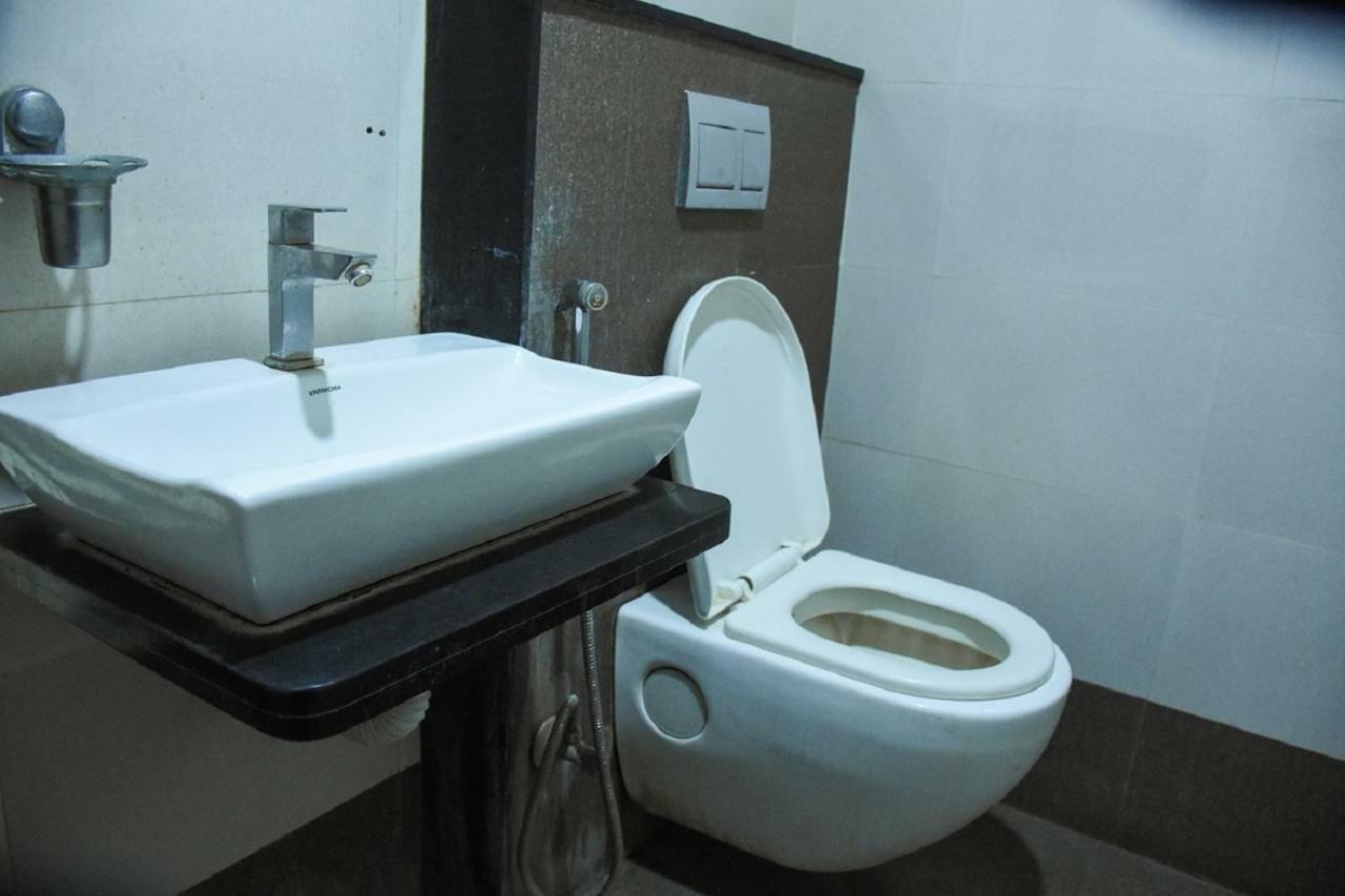 Hotel Dilip Индор Екстериор снимка