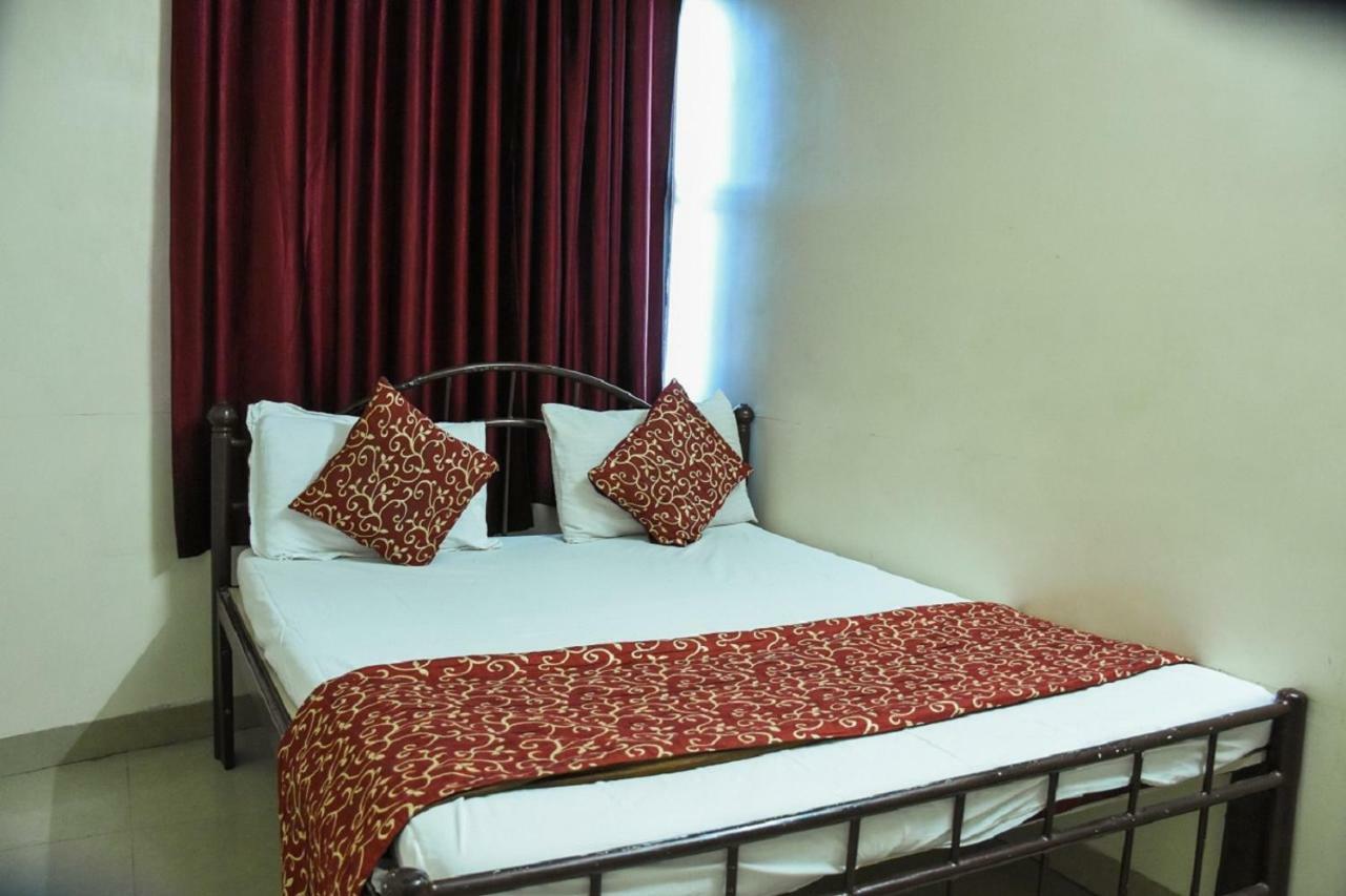 Hotel Dilip Индор Екстериор снимка