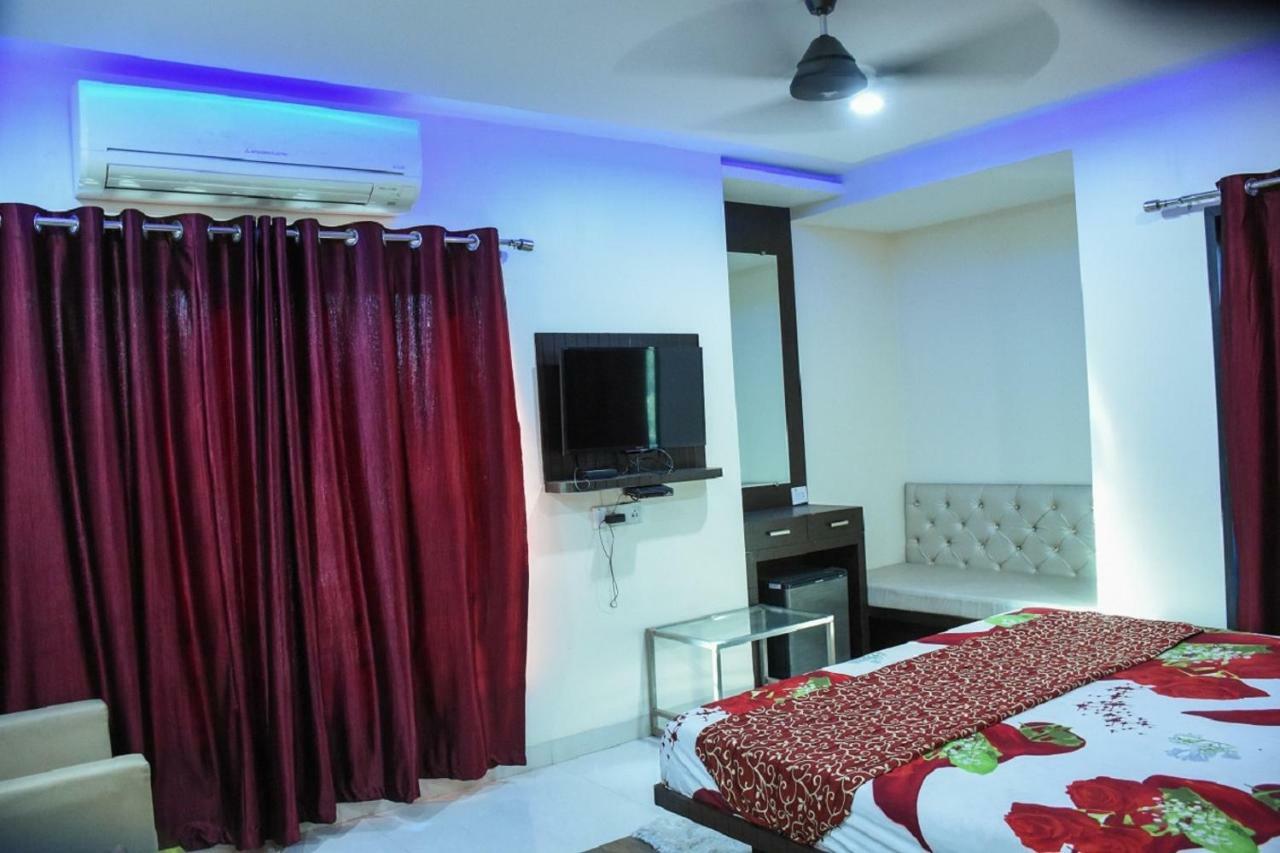 Hotel Dilip Индор Екстериор снимка